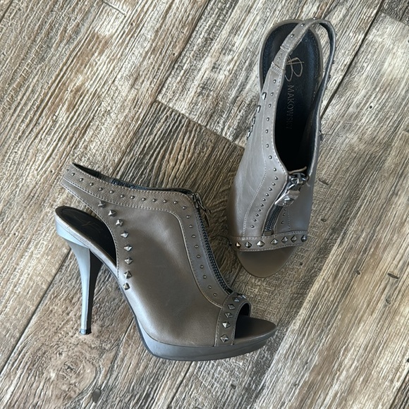 В Makowsky Open Toe/Back Leather Studded
Stiletto, 6M - Picture 2 of 12